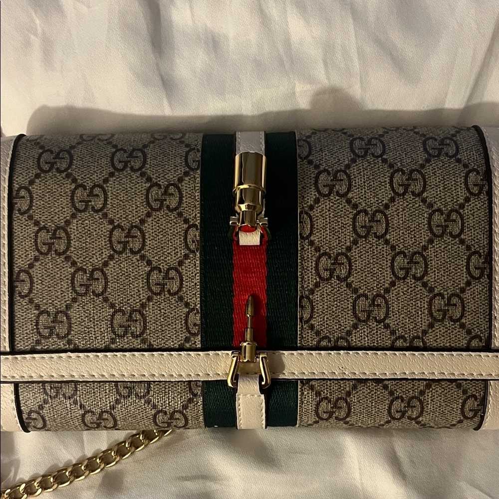 Gucci Beige GG Supreme Crossbody with Green-Red Web and Gold Chain Brand New. - Picture 6 of 16